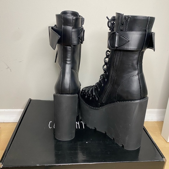 BLACK, Sizes 7us
Synthetic Upper EVA Sole
6" Heel
3" Platform
Never used. - Picture 2 of 4